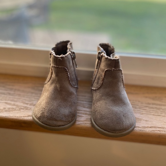 Baby Girl tan boots-suede like boots - Picture 2 of 4